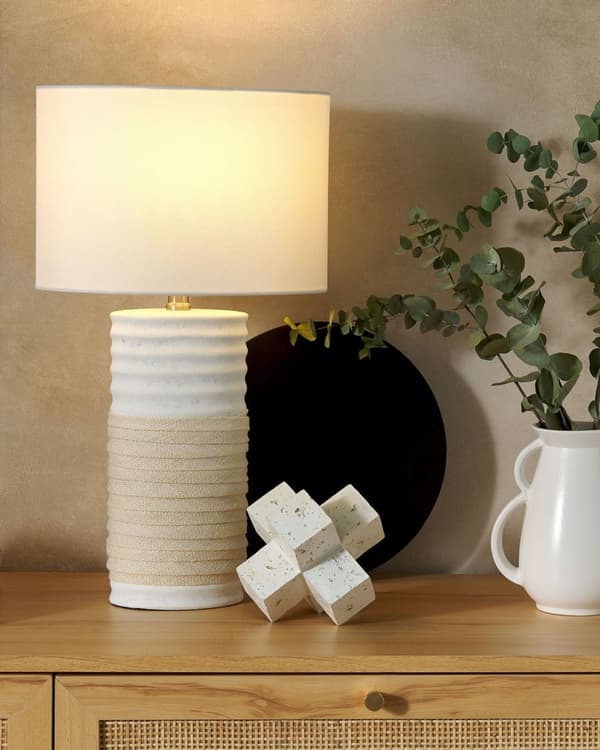 Nattbordslampe Beige keramikksokkel Trommeskjerm i lin
