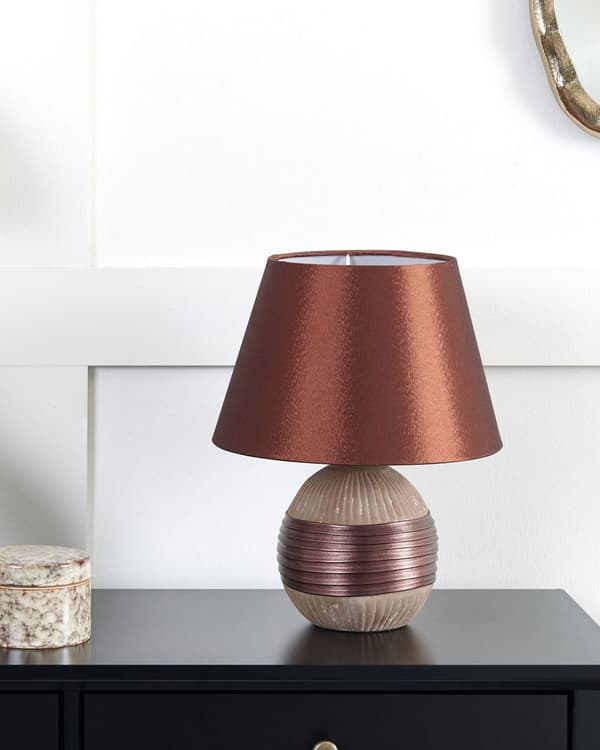 Nattbordslampe Brun keramikksokkel Kunstsilkeskjerm Kegleformet nattbordslampe
