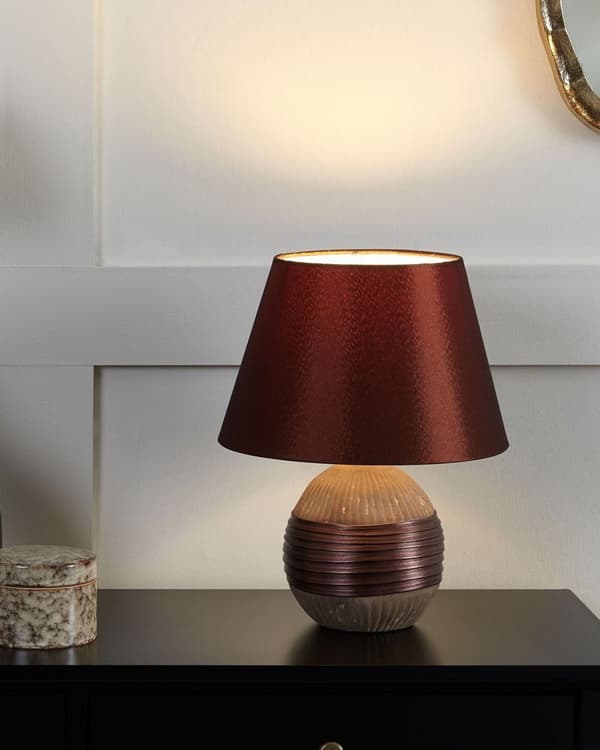 Nattbordslampe Brun keramikksokkel Kunstsilkeskjerm Kegleformet nattbordslampe
