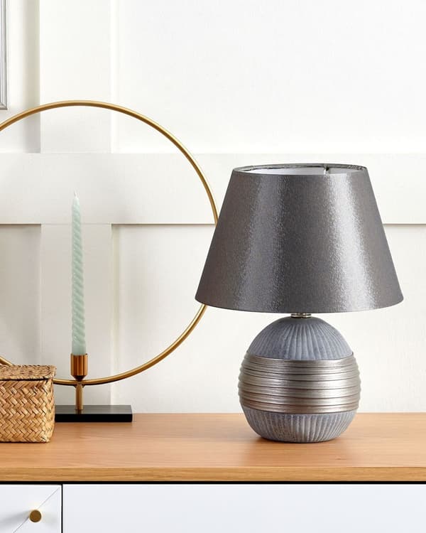 Nattbordslampe Sølvfarget keramikksokkel Kunstsilkeskjerm Kegleformet nattbordslampe