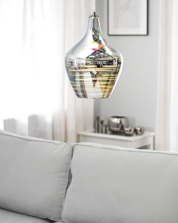 Pendellampe i sølv med høyglanset, reflekterende glass og geometrisk skjerm Eklektisk, glamorøs design