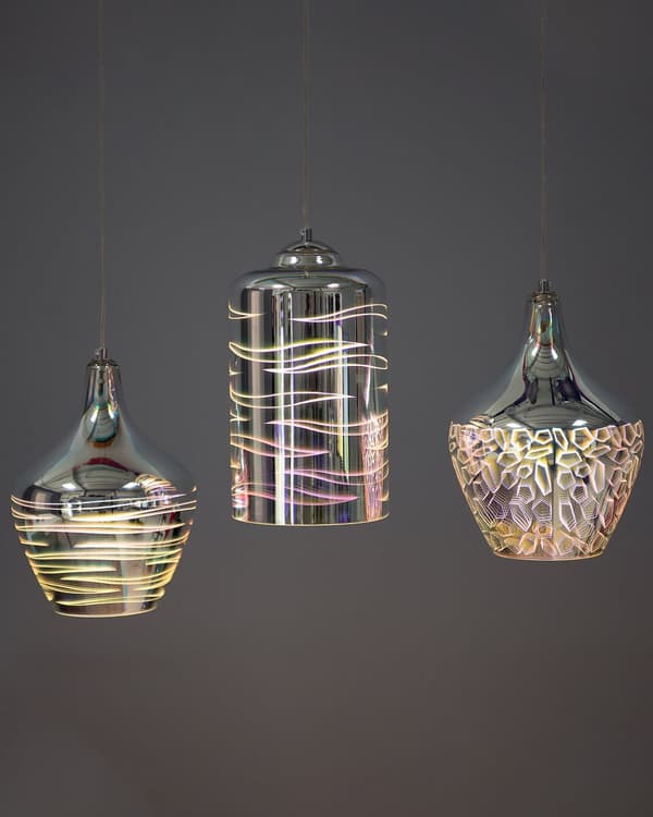 Pendellampe i sølv med høyglanset, reflekterende glass og geometrisk skjerm Eklektisk, glamorøs design