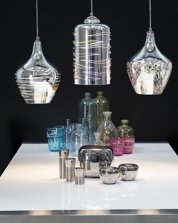 Pendellampe i sølv med høyglanset, reflekterende glass og geometrisk skjerm Eklektisk, glamorøs design