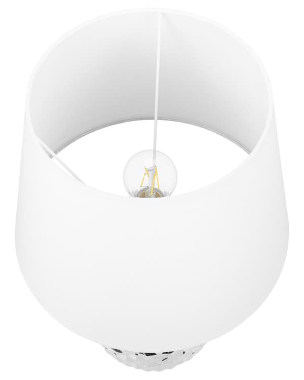 Dekorativ bordlampe i sølv med hvit, blank keramikksokkel og ananasformet polyesterskjerm i eklektisk design