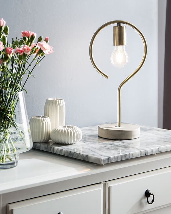 Bordlampe Messingfarget Metall Betongfot Industriell