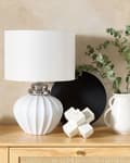 Miniatyrbilde 4 av 11: Bordlampe Nattbordslampe Hvit keramikksokkel Rund trommeskjerm i polycotton