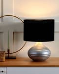Miniatyrbilde 2 av 11: Bordlampe Sølvkeramikk 42H cm Svart polybomullsskjerm Ribbet sokkel Moderne