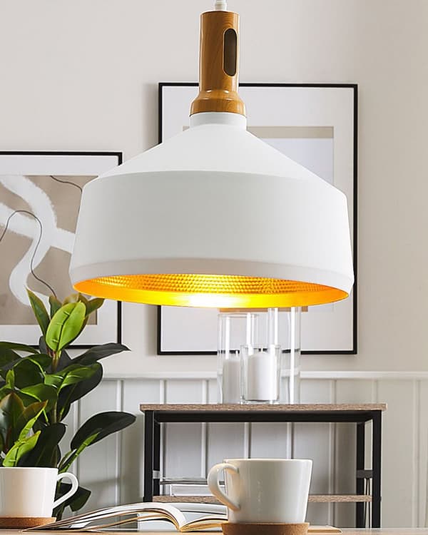 Pendellampe i hvitt med gull og lyst treverk Aluminium Rund geometrisk skjerm Industriell design