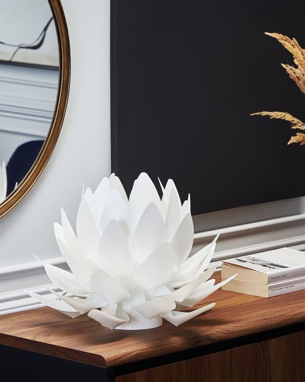Bordlampe hvit plast 30H cm dekorativ blomsterformet minimalistisk