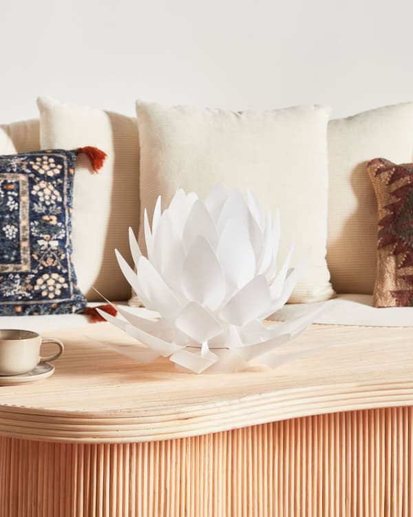 Bordlampe hvit plast 30H cm dekorativ blomsterformet minimalistisk