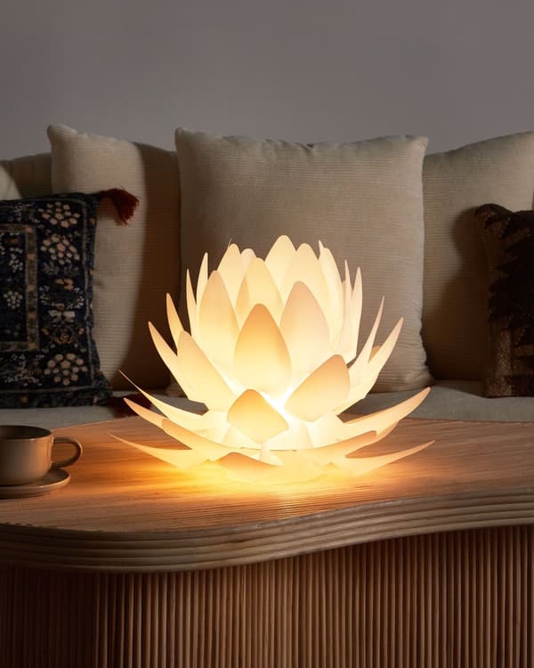 Bordlampe hvit plast 30H cm dekorativ blomsterformet minimalistisk
