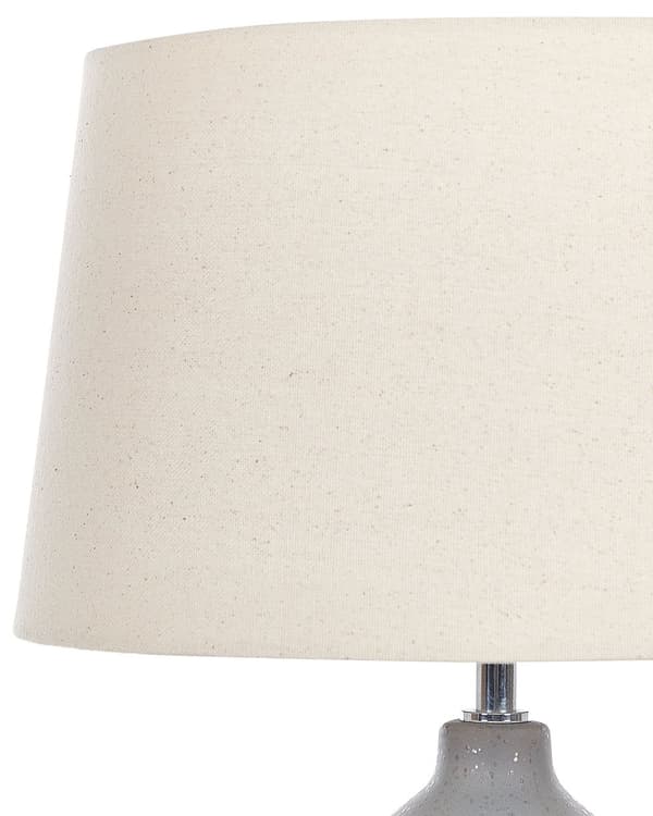 Bordlampe med keramisk sokkel Grå 56 cm Trommeform Lang ledning med bryter Lampeskjerm i bomull/jute i beige stue soverom