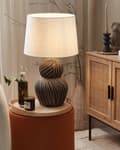 Miniatyrbilde 2 av 11: Bordlampe Sort Keramisk Sokkel 63 cm Hvit Stoffskjerm Klassisk Nattbordlampe