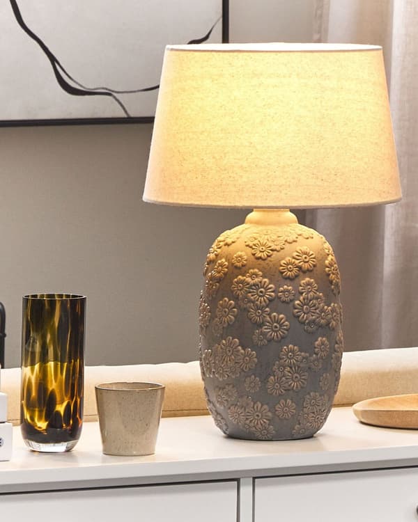 Bordlampe grå og beige keramikk 46 cm blomstermønster Empireskjerm nattbord soverom stue belysning