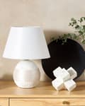 Miniatyrbilde 4 av 10: Bordlampe Off-White keramikksokkel Kunstsilkeskjerm Kegleformet nattbordslampe kremfarget