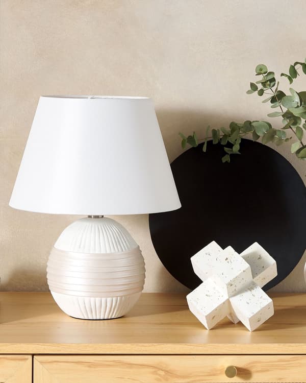 Bordlampe Off-White keramikksokkel Kunstsilkeskjerm Kegleformet nattbordslampe kremfarget