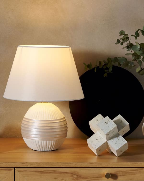 Bordlampe Off-White keramikksokkel Kunstsilkeskjerm Kegleformet nattbordslampe kremfarget