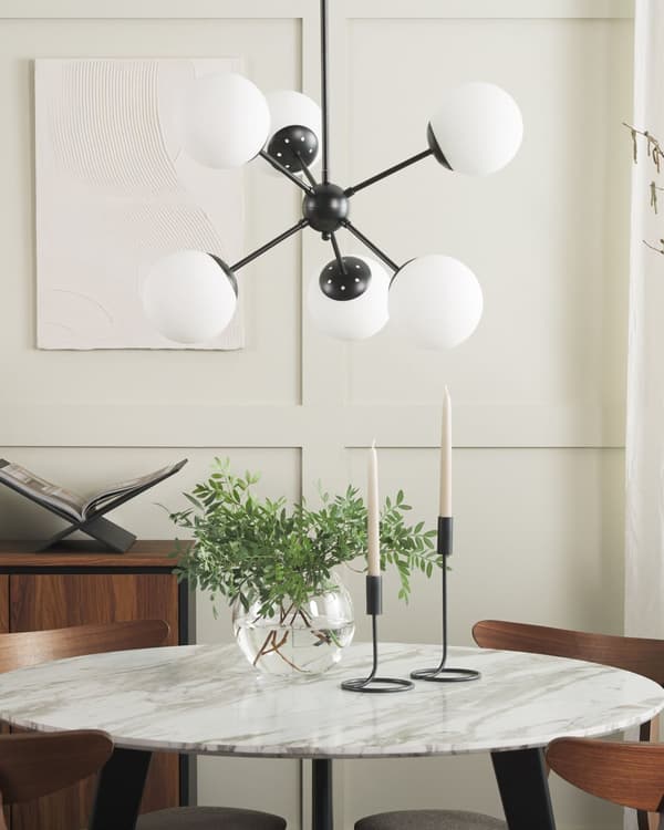Pendellampe Svart Metall 100 cm med 6 Lyspærer Hvite Glass Globeskjermer