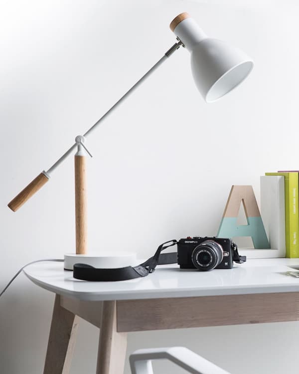 Bordlampe Hvit Metall 50H cm Lys Tre Kranarm Justerbar Skjerm Moderne