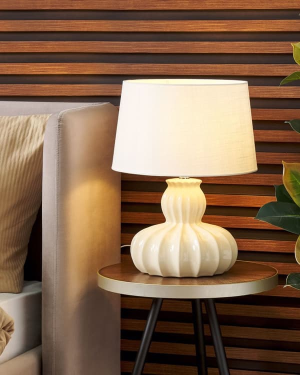 Bordlampe Beige Keramisk Base Stoffskjerm Nattlampe Skrivebordslys Moderne Glam Design