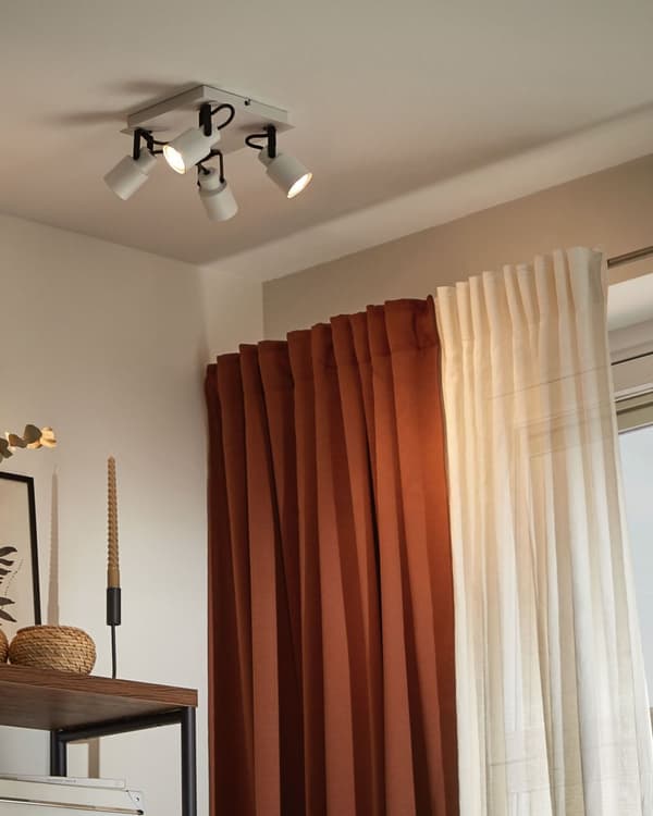 Spotlys Væglamper hvid metal med 4 lyskilder ø 5 cm justerbar svingarm cylinderformet skærm spotlight design stue indretning