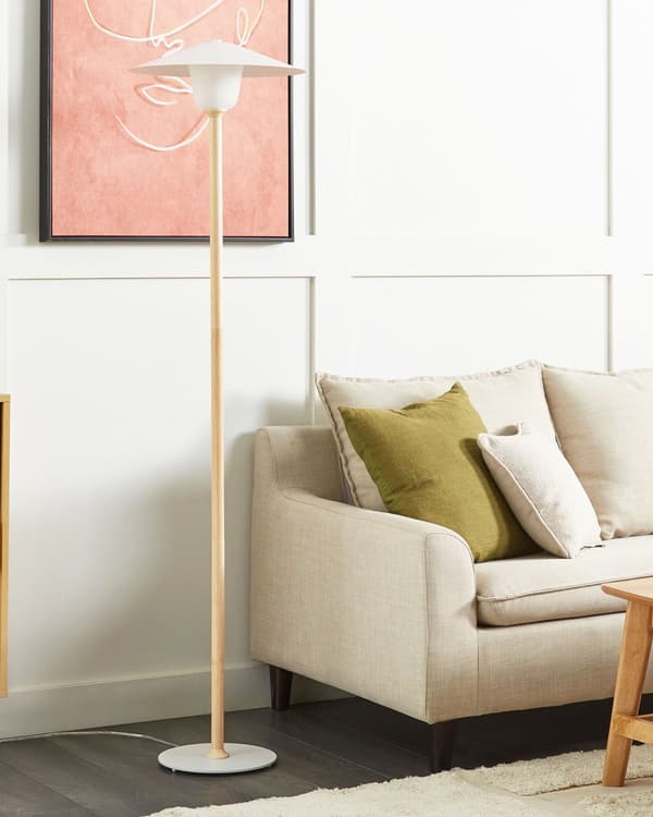Gulvlampe Hvid metalskærm Egetræsramme Minimalistisk skandinavisk stil