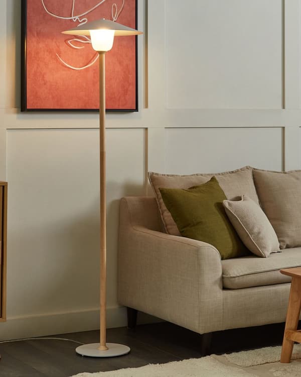 Gulvlampe Hvid metalskærm Egetræsramme Minimalistisk skandinavisk stil