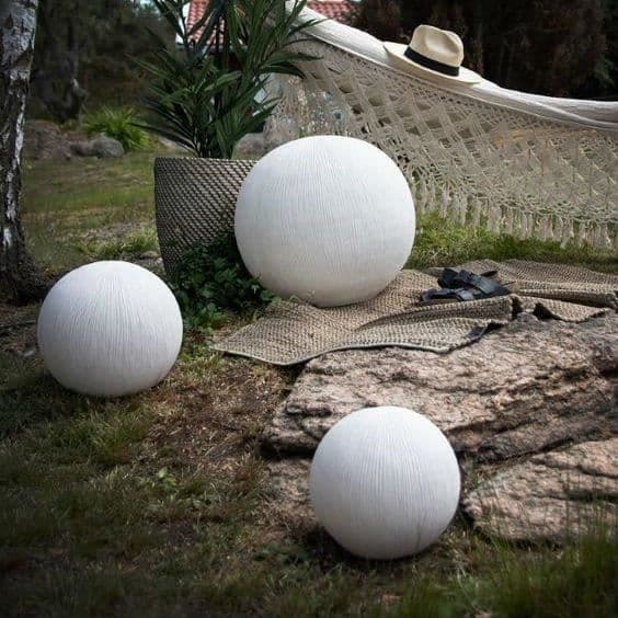 SANDHAMN-Utebordslampa Polyresin H46cm Vit Globen Belysning H 46cm och Ø 50cm / nätsladd L 300cm