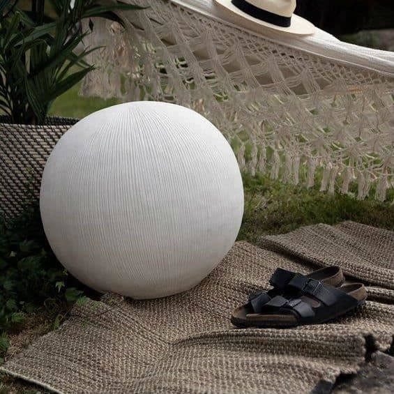 SANDHAMN-Utebordslampa Polyresin H46cm Vit Globen Belysning H 46cm och Ø 50cm / nätsladd L 300cm
