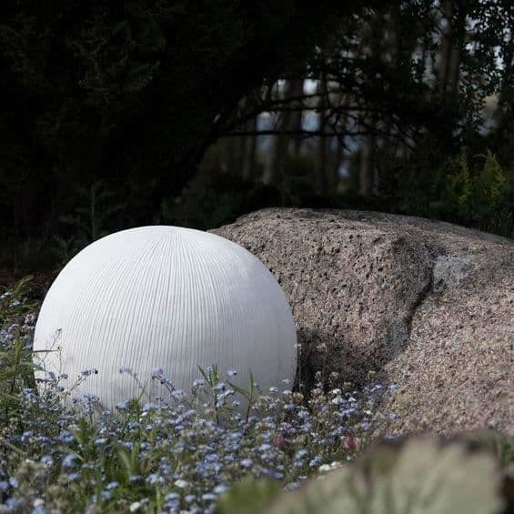 SANDHAMN-Utebordslampa Polyresin H32cm White Globen Lighting H 32cm och Ø 35cm / nätsladd L 300cm