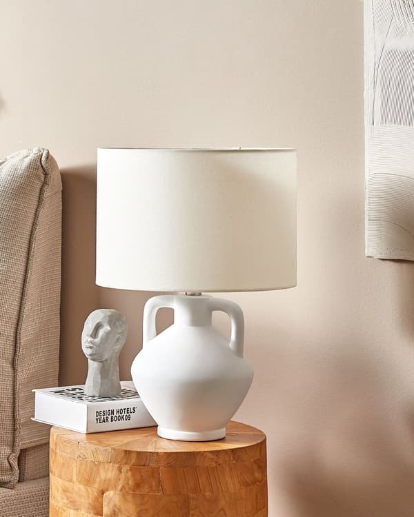 Bordlampe Hvid keramikfod Tromleformet linnedskærm Minimalistisk design