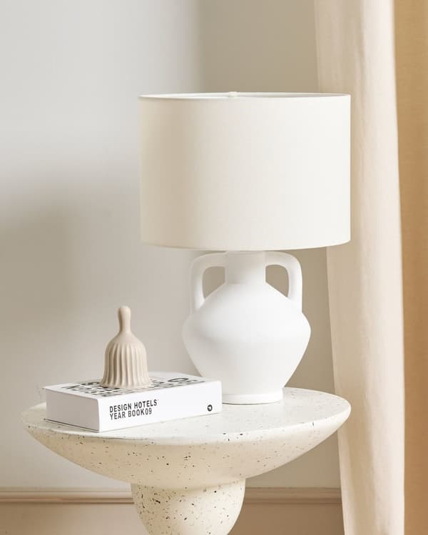 Bordlampe Hvid keramikfod Tromleformet linnedskærm Minimalistisk design