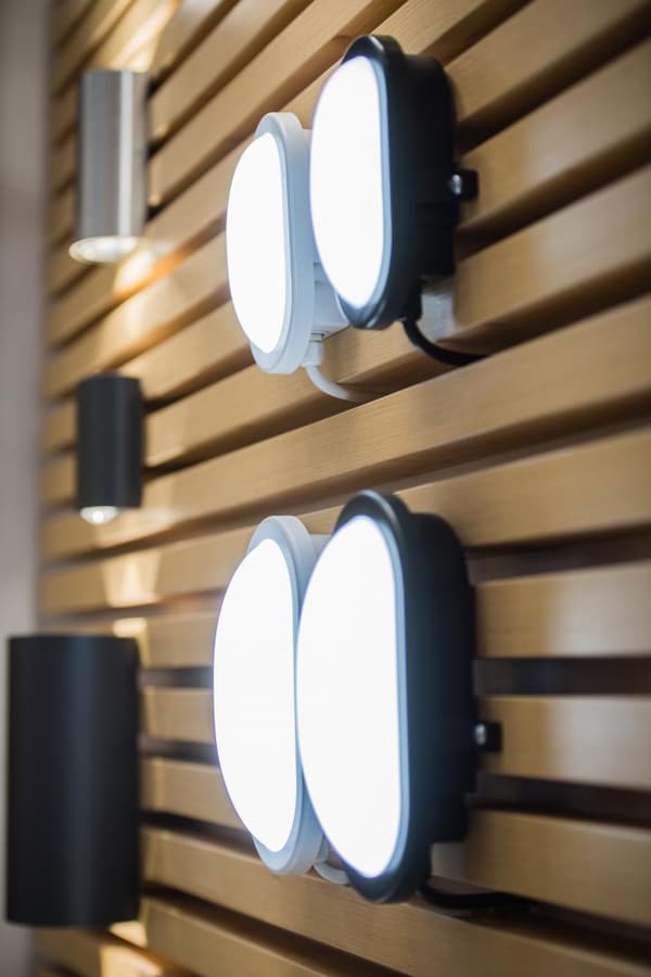LED BULKHEAD 11W 840 BK LEDV "000004058075271685" (timbru verde 2.00 lei)