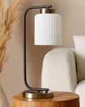 Miniatyrbilde 4 av 10: Bordlampe med hvit glasskjerm Nattbord Nattbord Svart metallarm med messingfot Moderne Industriell