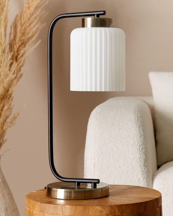 Bordlampe med hvit glasskjerm Nattbord Nattbord Svart metallarm med messingfot Moderne Industriell