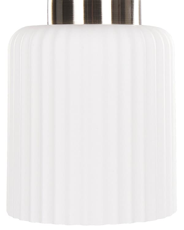 Bordlampe med hvit glasskjerm Nattbord Nattbord Svart metallarm med messingfot Moderne Industriell