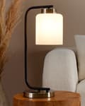 Miniatyrbilde 2 av 10: Bordlampe med hvit glasskjerm Nattbord Nattbord Svart metallarm med messingfot Moderne Industriell