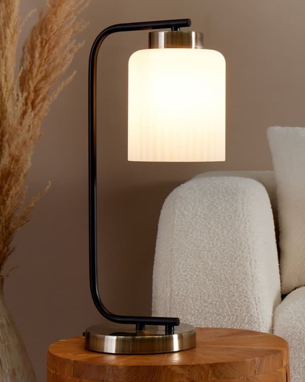 Bordlampe med hvit glasskjerm Nattbord Nattbord Svart metallarm med messingfot Moderne Industriell