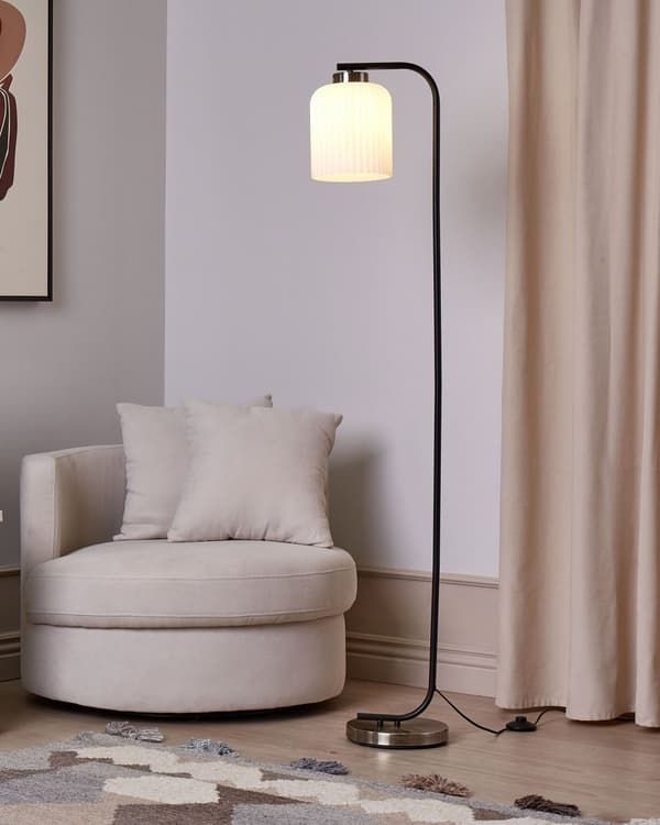 Gulvlampe i svart messingmetall med hvit glassskjerm Moderne industriell design