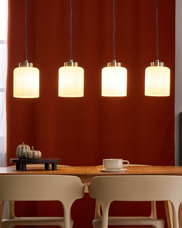 Pendellampe Pendellampe i svart messingmetall med 4 hvite glasskjermer Moderne industriell design