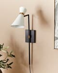 Miniatyrbilde 4 av 11: Vegglampe i hvit metall med justerbar skjerm og gulldetaljer i moderne industristil Stue Kontor Soverom