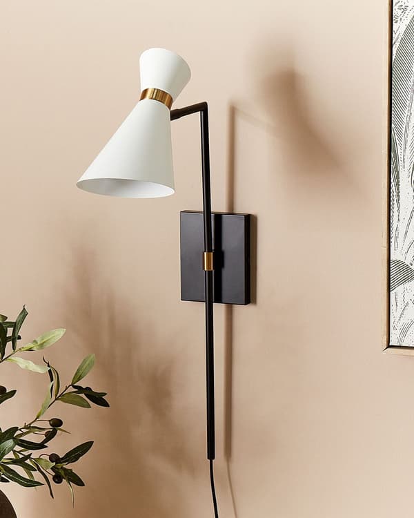 Vegglampe i hvit metall med justerbar skjerm og gulldetaljer i moderne industristil Stue Kontor Soverom