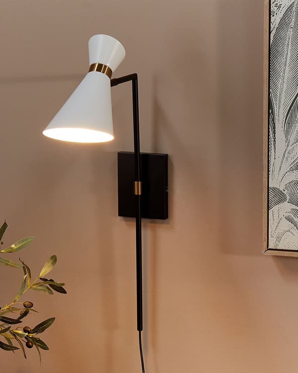 Vegglampe i hvit metall med justerbar skjerm og gulldetaljer i moderne industristil Stue Kontor Soverom