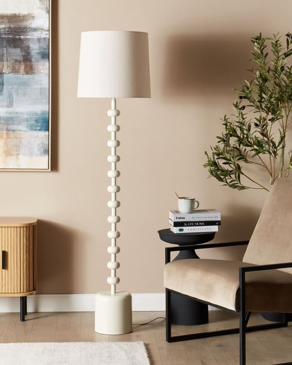 Gulvlampe hvid metalperlefod 160 cm hørskærm moderne stil