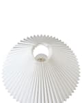 Miniatyrbilde 8 av 10: Gulvlampe med svart og hvit metallsokkel Plissert lampeskjerm i plast Vintage Retro-stil