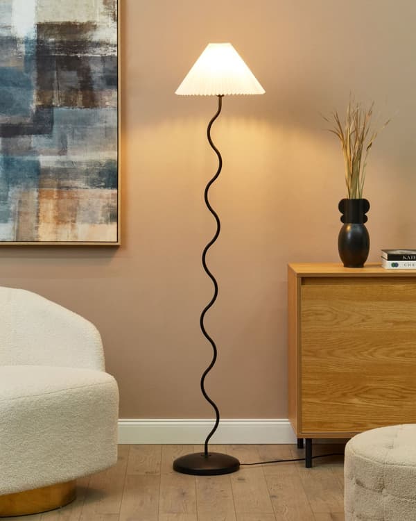 Gulvlampe med svart og hvit metallsokkel Plissert lampeskjerm i plast Vintage Retro-stil