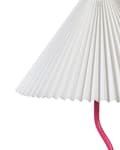 Miniatyrbilde 5 av 10: Gulvlampe med rosa og hvit metallsokkel Plissert lampeskjerm i plast Vintage Retro-stil
