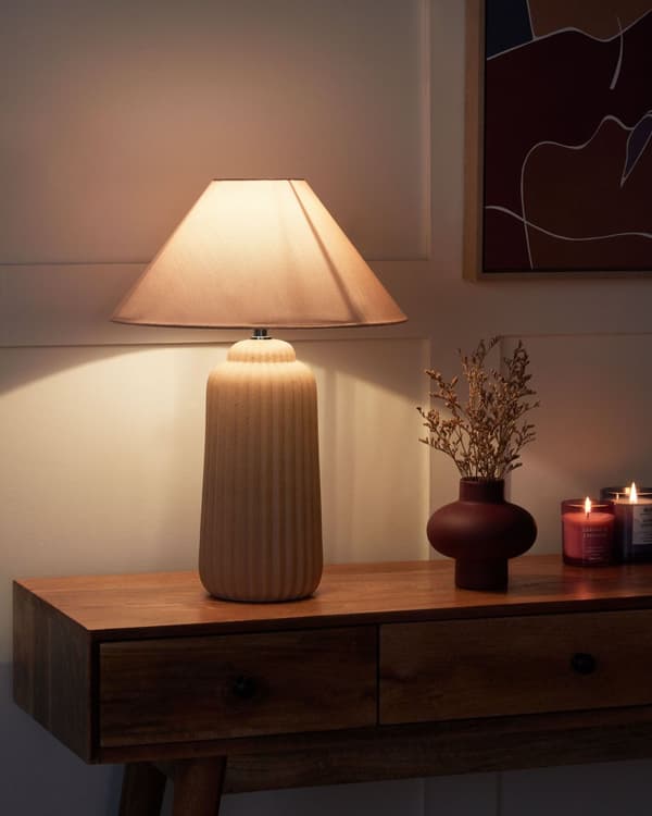 Pöytävalaisin beige keraaminen uurrettu jalka kartio varjostin minimalistinen