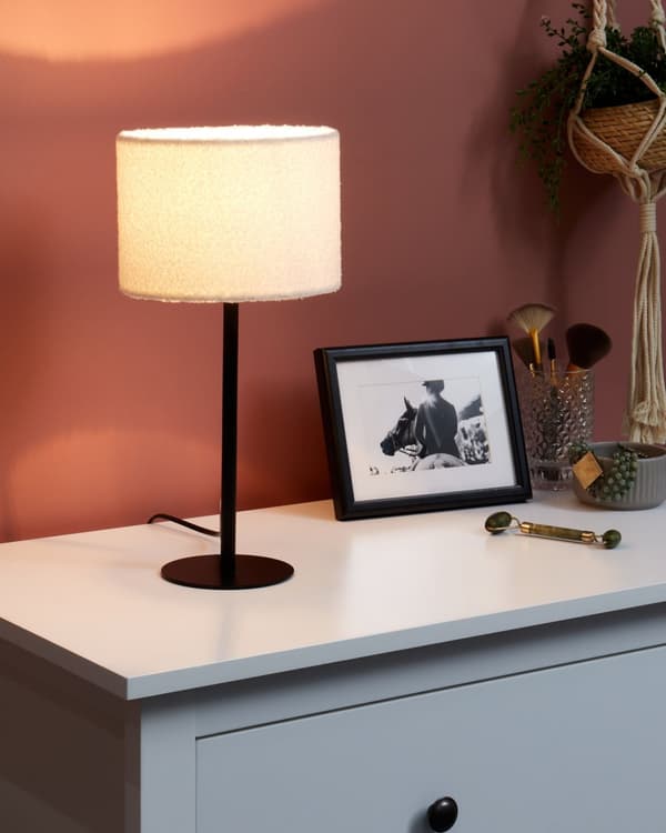 Nattbordslampe Hvit Boucle trommeskjerm Metallsokkel 40 cm Moderne stil Stue Soverom