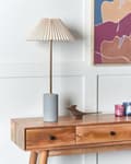 Miniatyrbilde 5 av 11: Nattbordslampe Beige linneskjerm Betongfot i metall 68 cm Moderne stil Stue Soverom